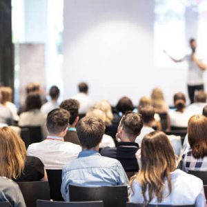 Seminar - Teilnehmer lauschen einer Präsentation