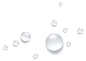 Nahaufnahme von klaren Wassertropfen auf einer glatten Oberfläche